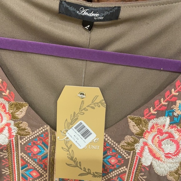 Floral Embroidered Shift Dress - Picture 4 of 7